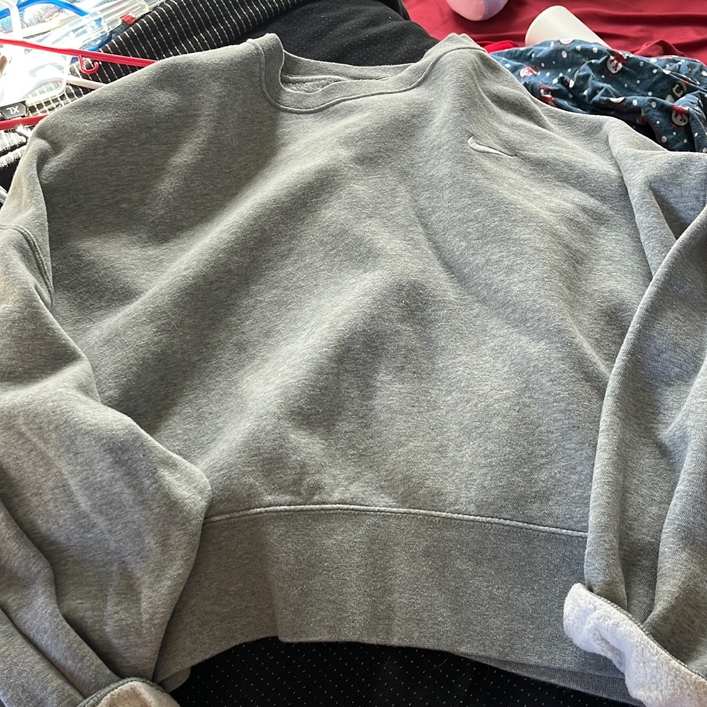 Cropped Nike sweatshirt